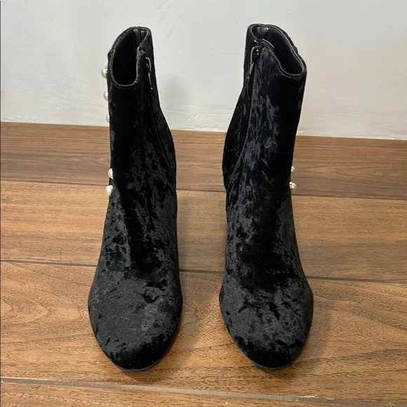 Elegant Black Velvet Ankle Boots with Pearl Detailing Isaac Mizrahi brand. 8.5 - Picture 4 of 10